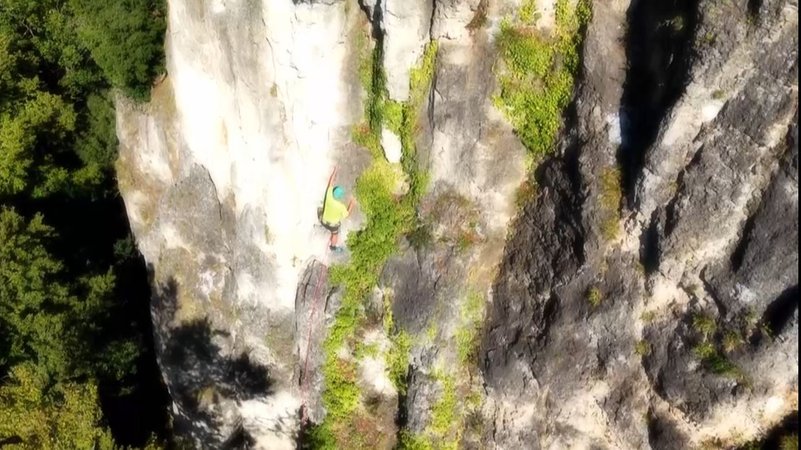 Immo Engelhardt ist auf einer Luftaufnahme beim Klettern auf seiner Lieblingsroute am Röthelfels zu sehen. | Bild: Ulrike Nikola / BR Immo Engelhardt ist auf einer Luftaufnahme beim Klettern auf seiner Lieblingsroute am Röthelfels zu sehen.