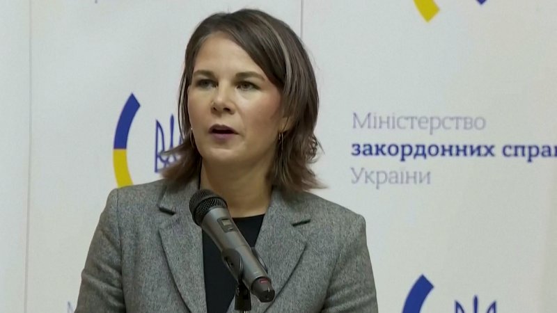 Außenministerin Baerbock verspricht bei ihrem Besuch in Kiew, die Form der deutschen Unterstützung zu überprüfen.