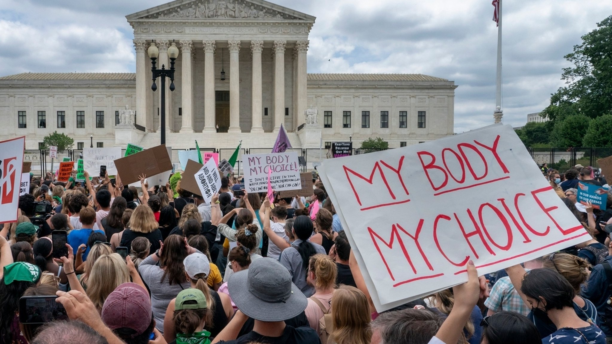 USA, Washington: Befürworter eines liberalen Abtreibungsrechts versammeln sich, nach der Entscheidung des Obersten Gerichtshofs das liberale Abtreibungsrecht zu kippen, vor dem Gebäude des Obersten Gerichtshofs. Der mehrheitlich konservativ besetzte Supreme Court machte mit seiner Entscheidung den Weg für schärfere Abtreibungsgesetze frei - bis hin zu kompletten Verboten in einzelnen Bundesstaaten. 
