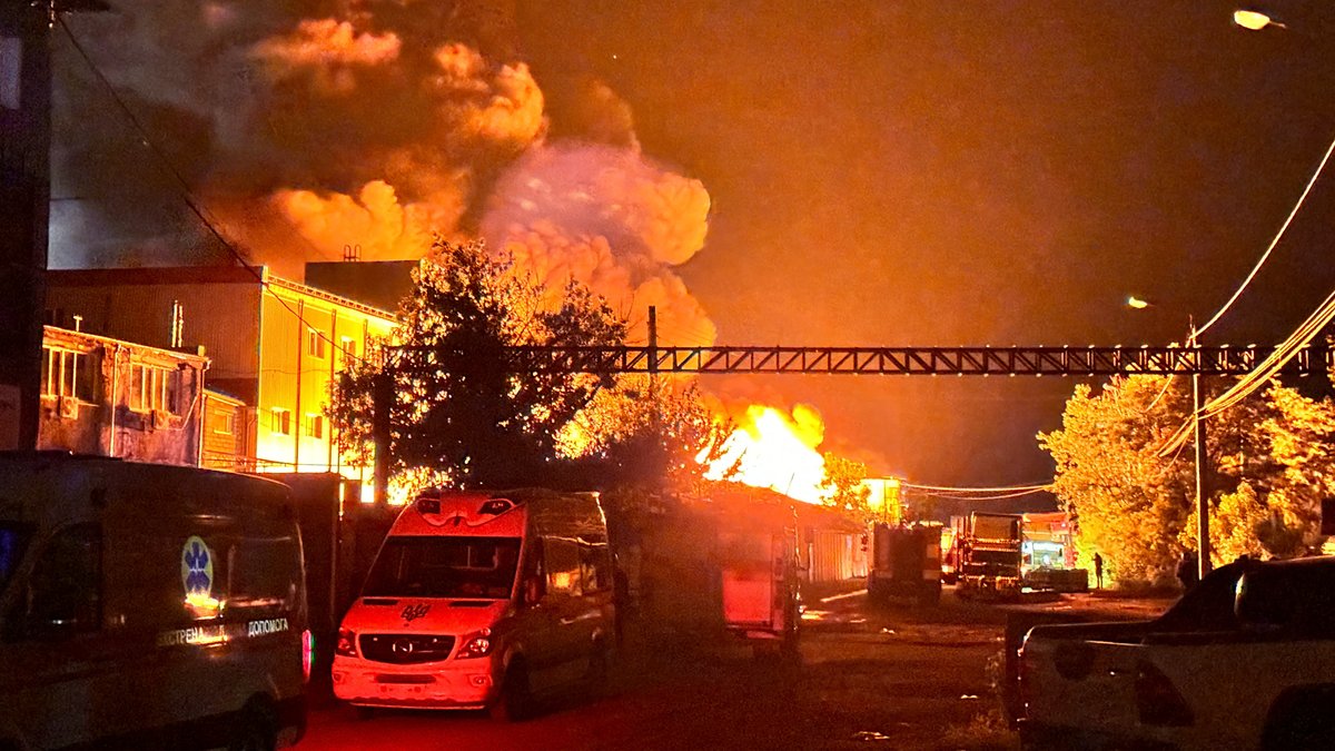 Mehrere Teile der ukrainischen Millionenstadt Charkiw stehen nach russischen Angriffen in Flammen 