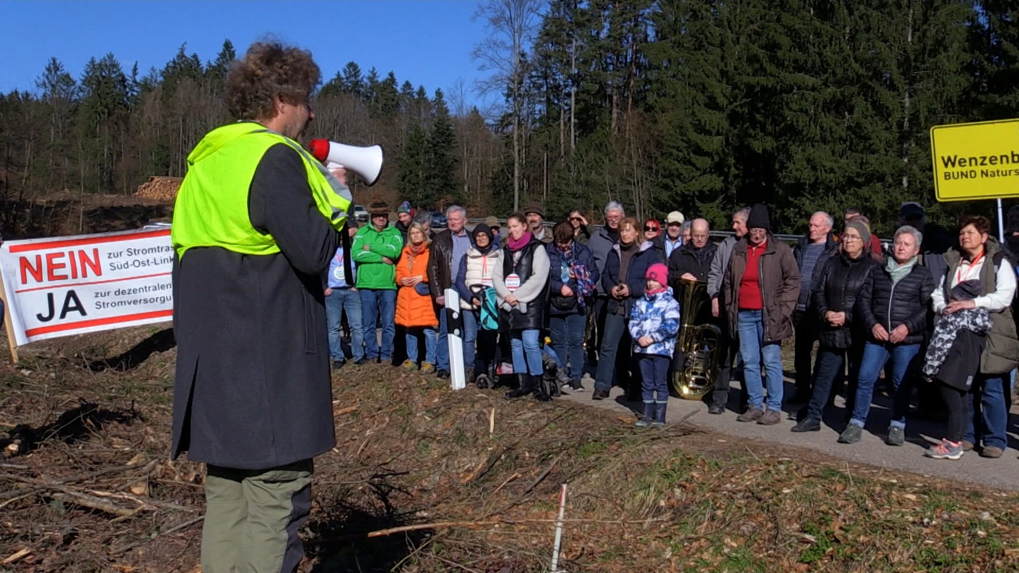 Der Südostlink soll Energie - vor allem erneuerbare  - vom Norden und Osten in den Süden bringen, nach Bayern. Im Landkreis Regensburg musste für den Trassenneubau jetzt ein Teil eines Waldes weichen - unter dem Protest von Naturschützern.