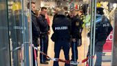 Mehrere Polizisten stehen nach den Bränden in einem Kaufhaus | Bild:BR/Andreas Herz