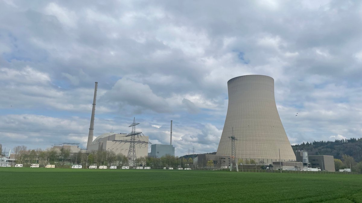 Das Atomkraftwerk Isar 2 bei Landshut wurde am 15. April 2023 vom Netz genommen. Nun ist der Kühlturm ohne Rauchwolke.