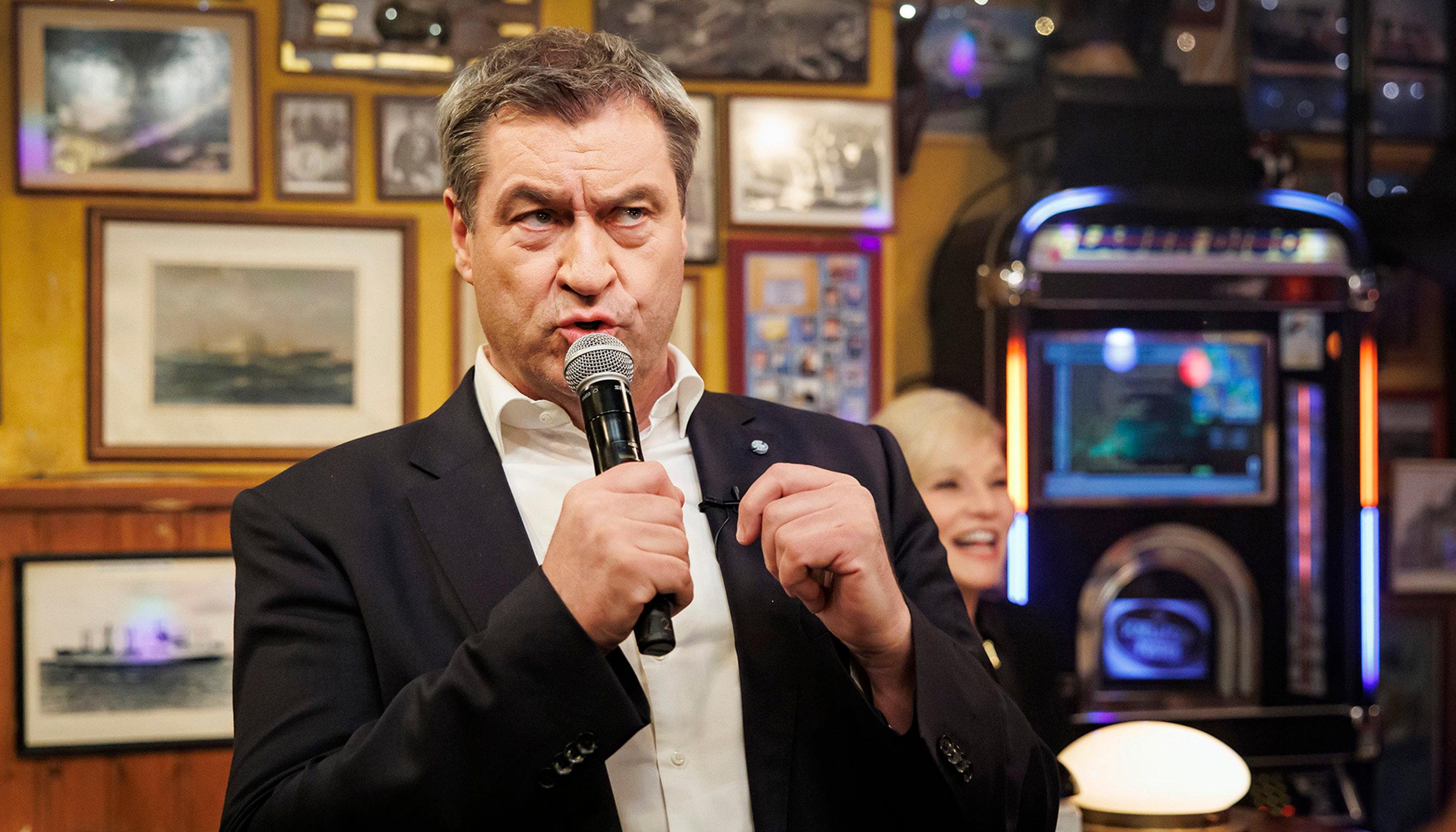 Markus Söder, Ministerpräsident von Bayern, singt in der Hamburger Late-Night-Show "Inas Nacht" 
