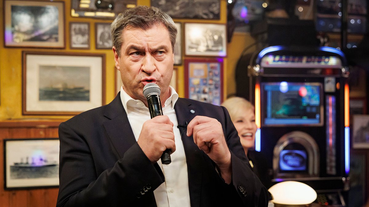 Markus Söder, Ministerpräsident von Bayern, singt in der Hamburger Late-Night-Show "Inas Nacht" 
