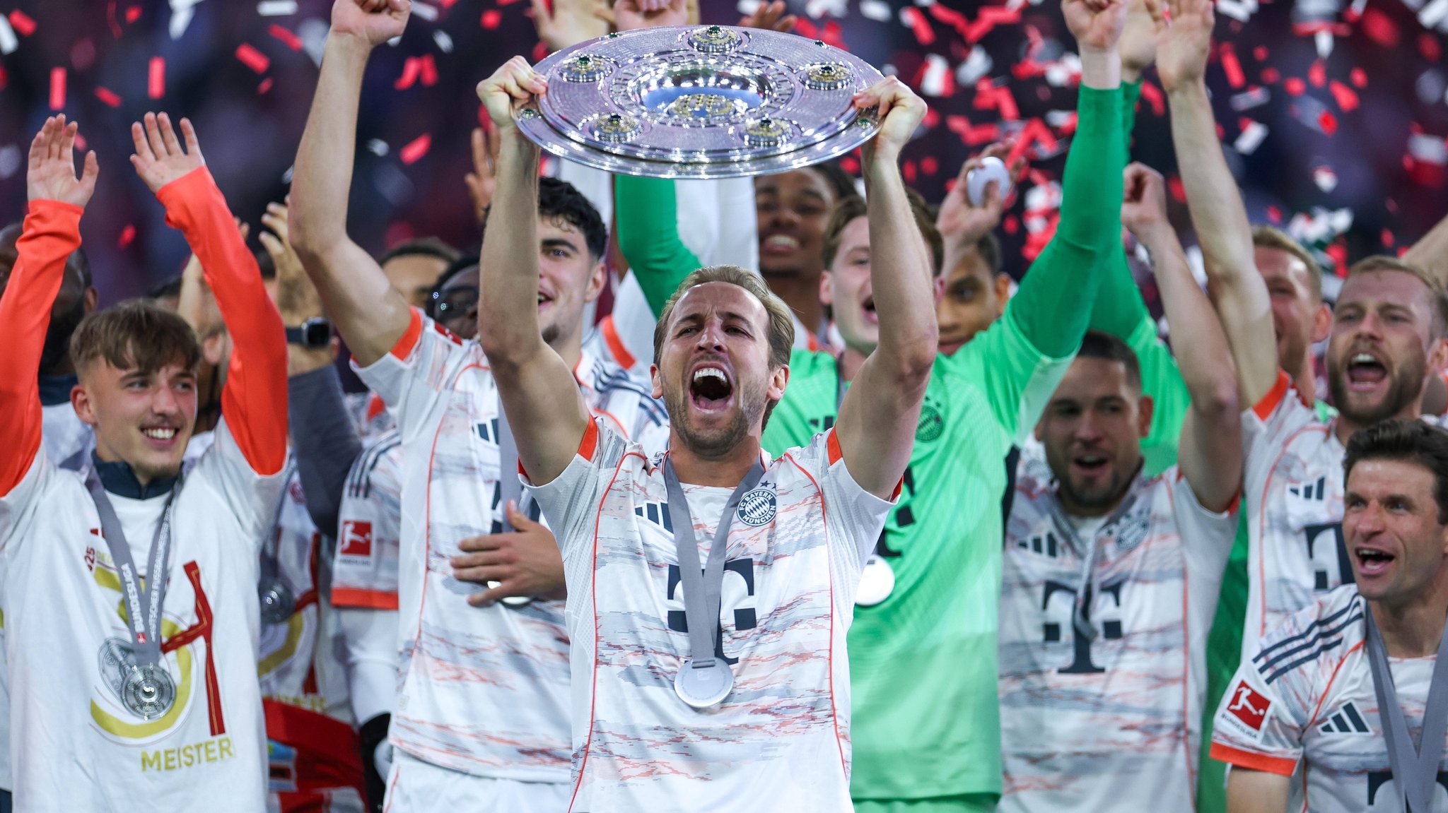Der Ibiza-Trip der FC-Bayern-Stars um Harry Kane (vorne mit Meisterschale) und Co. schlägt weiter hohe Wellen. | Bild: picture-alliance / dpa Der Ibiza-Trip der FC-Bayern-Stars um Harry Kane (vorne mit Meisterschale) und Co. schlägt weiter hohe Wellen.
