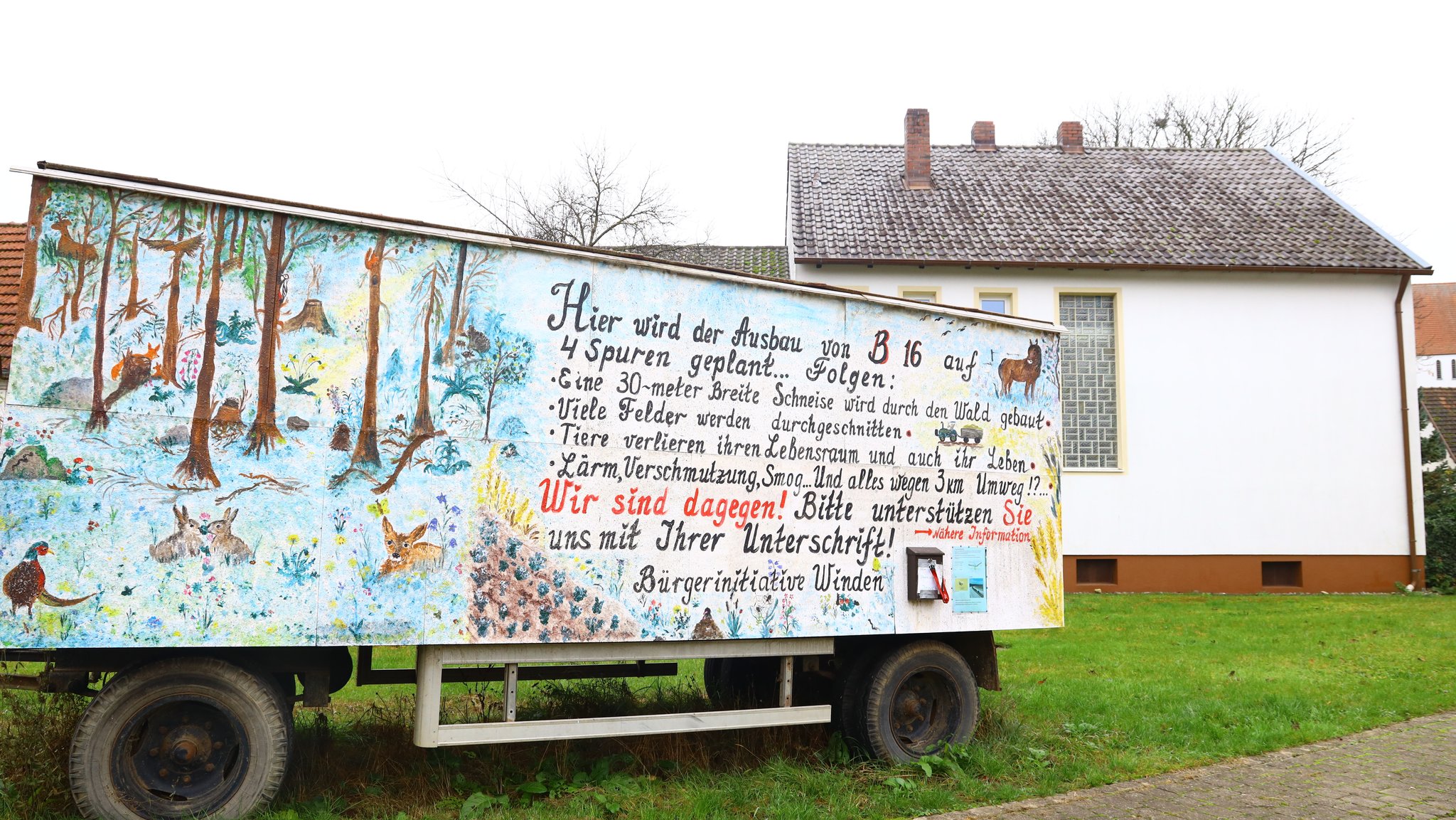 Wagen mit Text gegen Ausbau der B16.