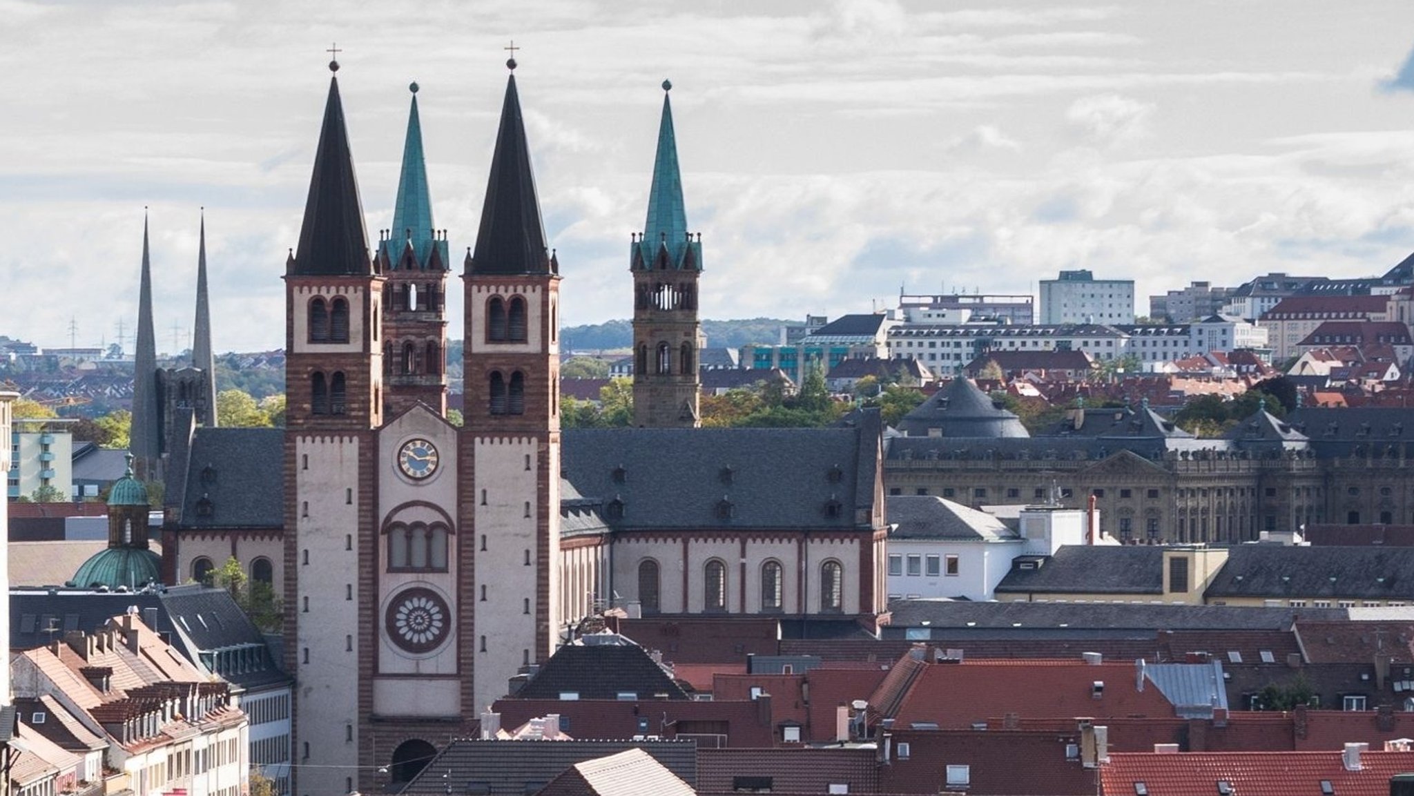 Der Würzburger Kiliansdom und die Stadt Würzburg (Symbolbild).