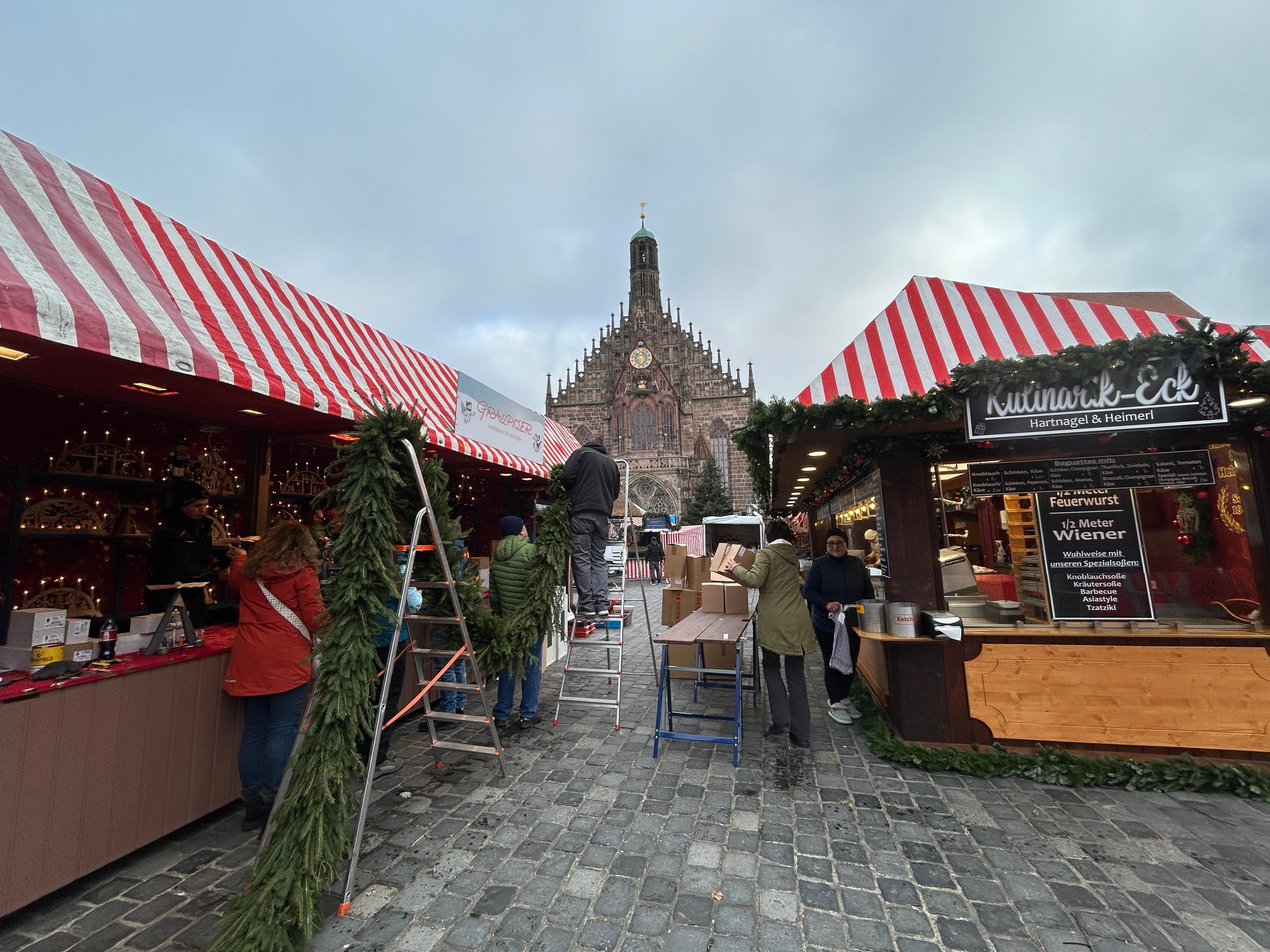 Countdown Nürnberger Christkindlesmarkt 2025: Aufbauarbeiten am 18. November.