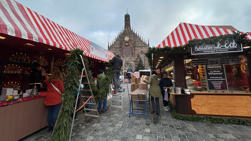 Countdown Nürnberger Christkindlesmarkt 2025: Aufbauarbeiten am 18. November. | Bild: BR / Tina Wenzel Countdown Nürnberger Christkindlesmarkt 2025: Aufbauarbeiten am 18. November.