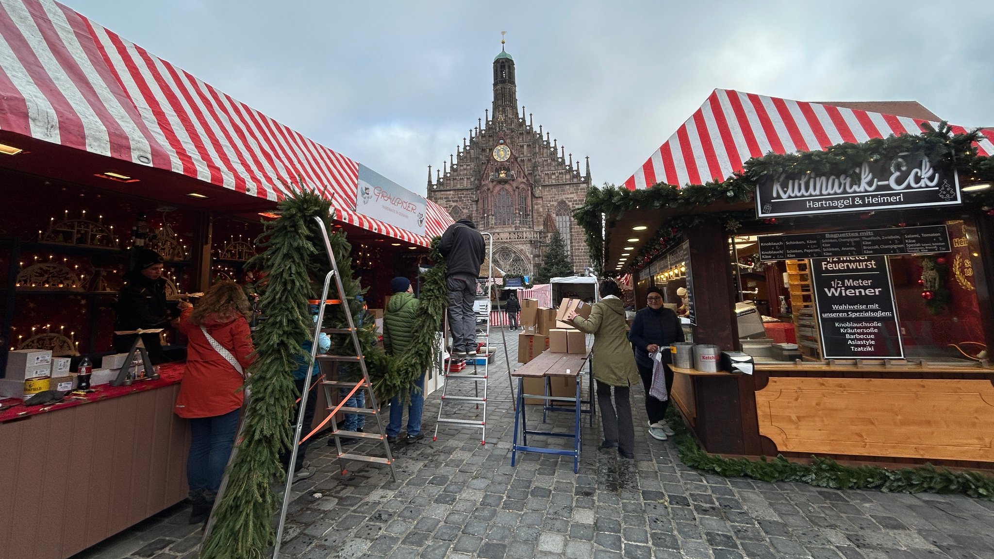 Countdown Nürnberger Christkindlesmarkt 2025: Aufbauarbeiten am 18. November.