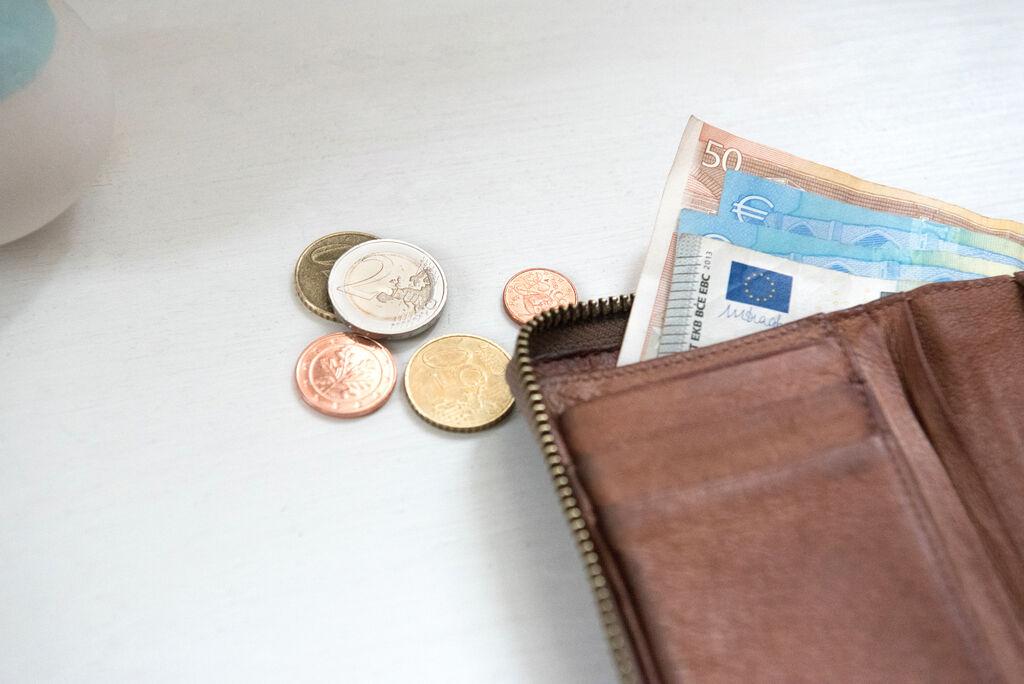 Portemonnaie mit Geldscheinen und Münzen.