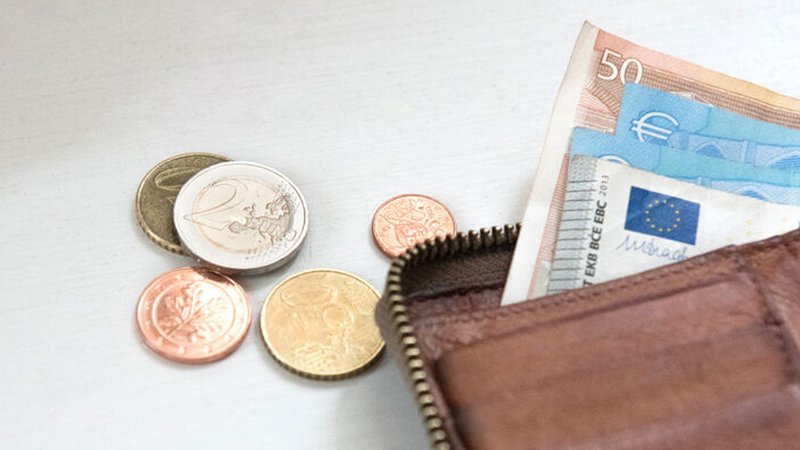 Portemonnaie mit Geldscheinen und Münzen. | Bild: BR/Lisa Hinder Portemonnaie mit Geldscheinen und Münzen.