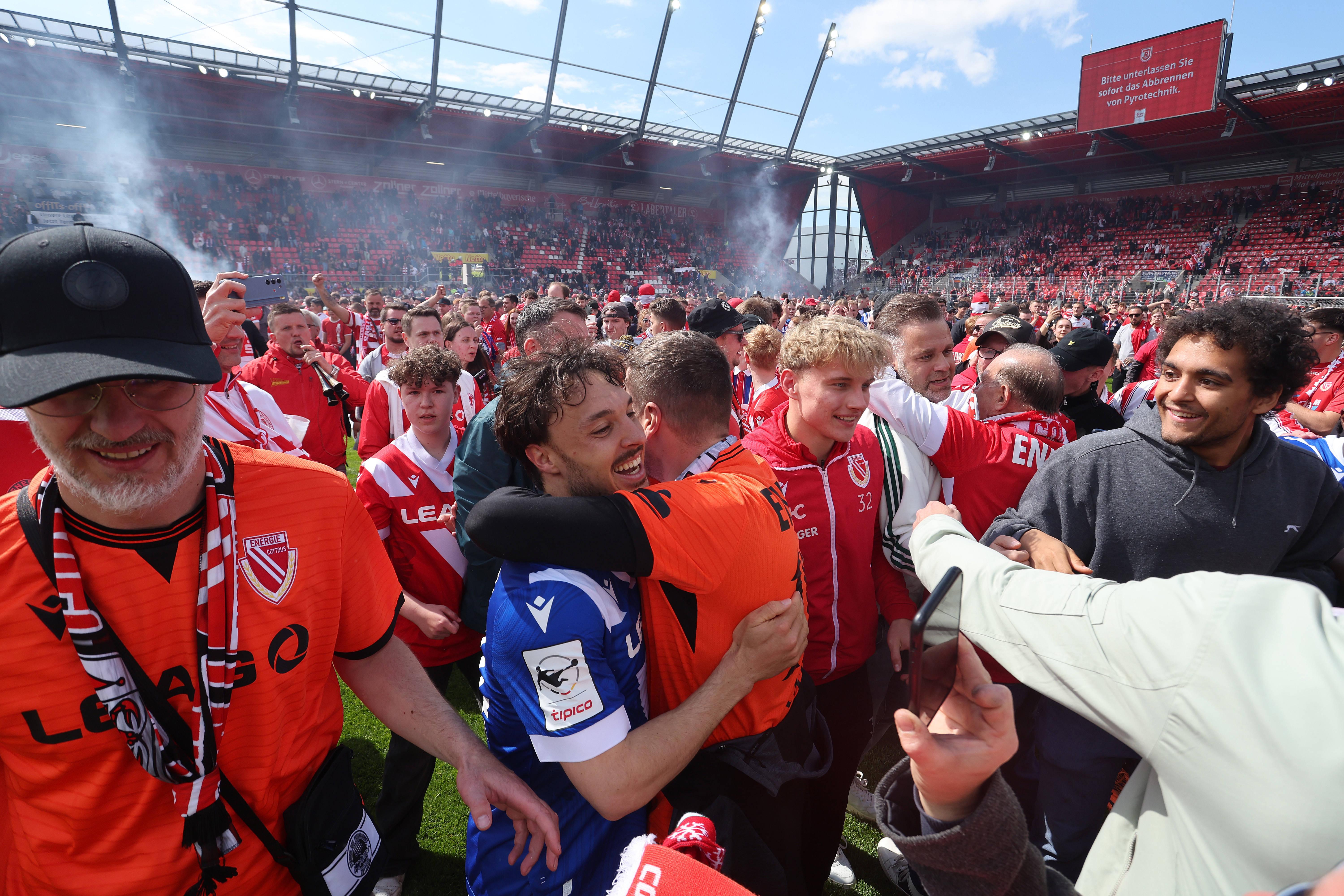 Cottbuser Jubel in Regensburg
| Bild:IMAGO / IPA Photo