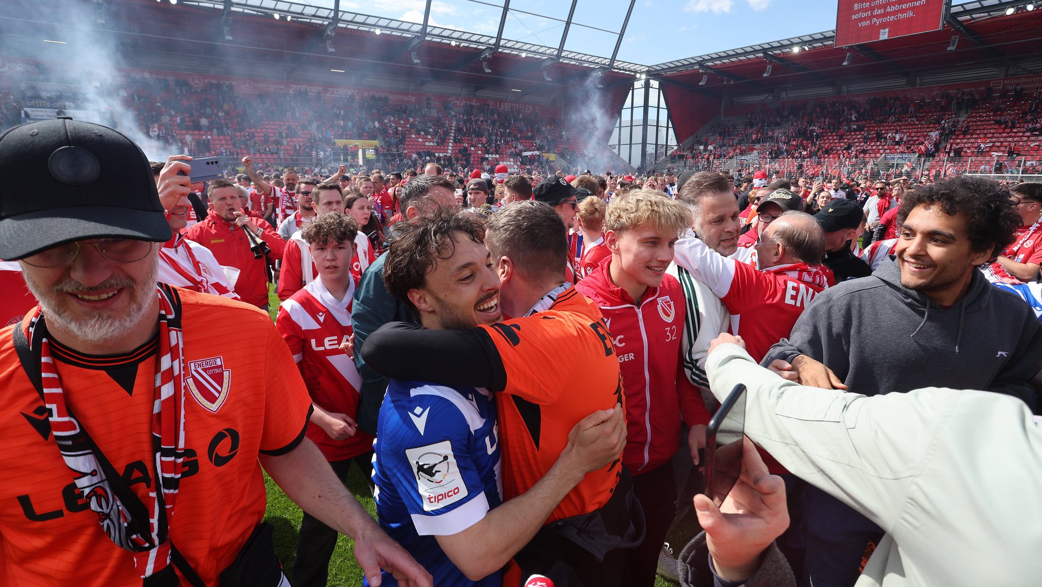 Cottbus feiert Aufstiegsparty mit Platzsturm in Regensburg
