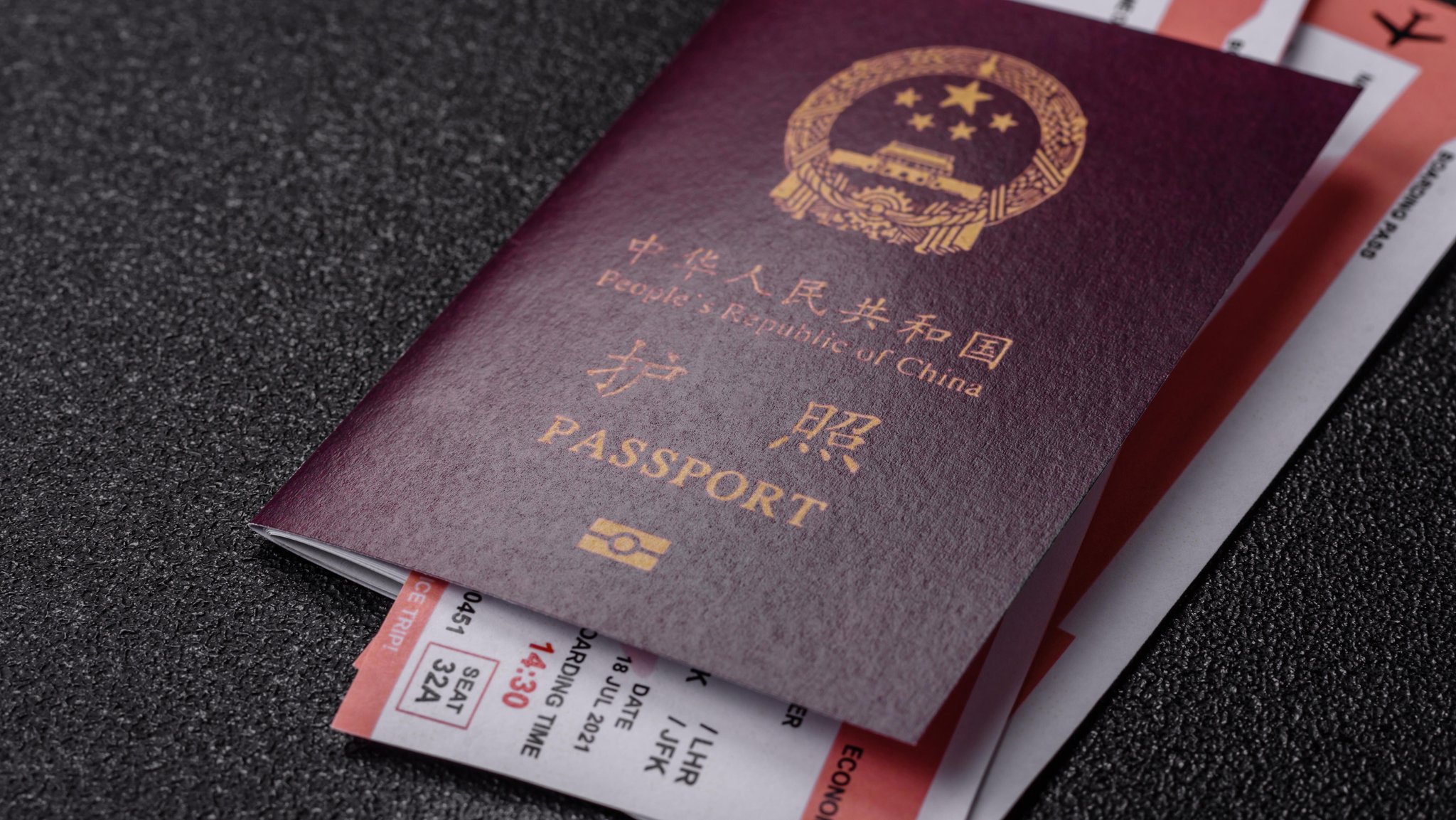 Chinesischer Reisepass mit Tickets. | Bild: picture alliance / Zoonar | Tetiana Chernykova Chinesischer Reisepass mit Tickets.