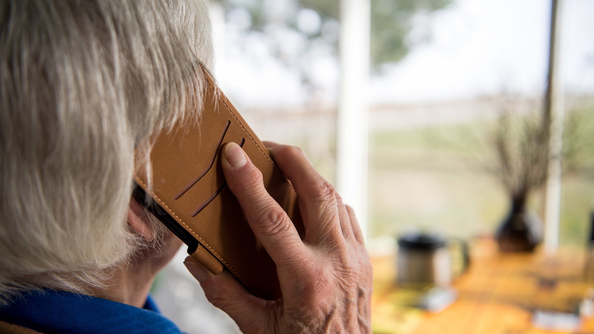 Rentnerin am Telefon (Symbolbild)