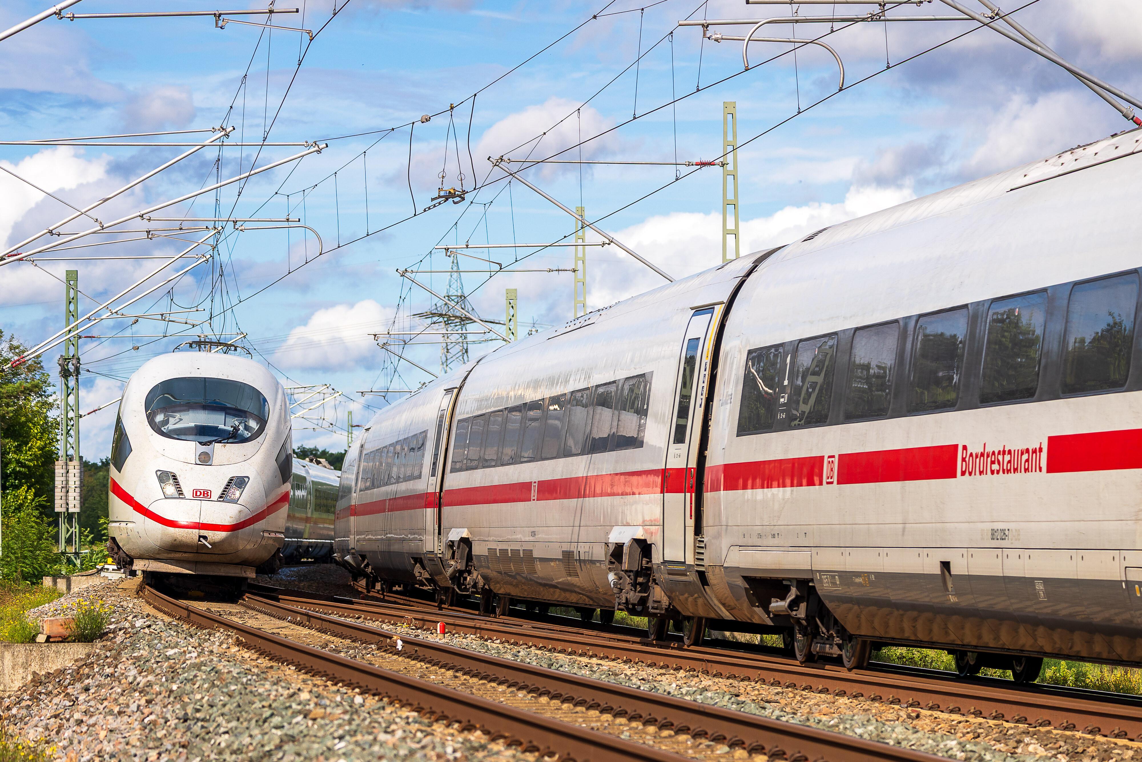 ARCHIV (15.09.2025): Ein ICE 3 (Baureihe 403) und ein ICE 4 (Baureihe 412) der Deutschen Bahn begegnen sich auf der elektrifizierten Bahnstrecke zwischen Erlangen und Nuernberg bei Fuerth-Stadeln.  