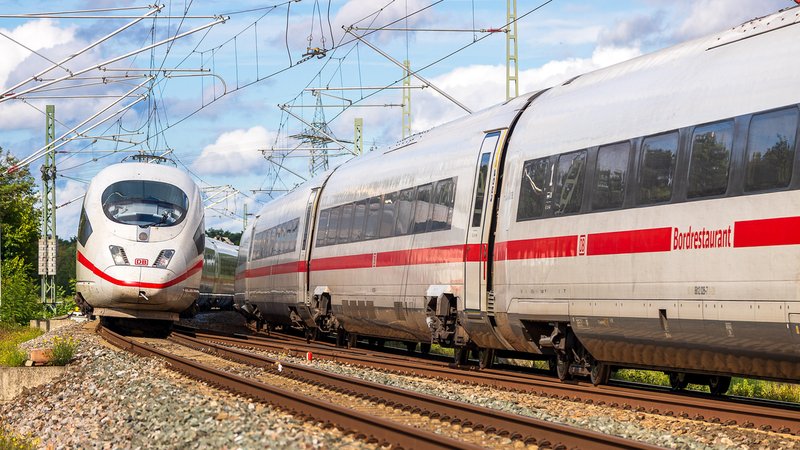 ARCHIV (15.09.2025): Ein ICE 3 (Baureihe 403) und ein ICE 4 (Baureihe 412) der Deutschen Bahn begegnen sich auf der elektrifizierten Bahnstrecke zwischen Erlangen und Nuernberg bei Fuerth-Stadeln. | Bild: picture alliance / Eibner-Pressefoto | Eibner-Pressefoto/Ardan Fuessmann ARCHIV (15.09.2025): Ein ICE 3 (Baureihe 403) und ein ICE 4 (Baureihe 412) der Deutschen Bahn begegnen sich auf der elektrifizierten Bahnstrecke zwischen Erlangen und Nuernberg bei Fuerth-Stadeln.