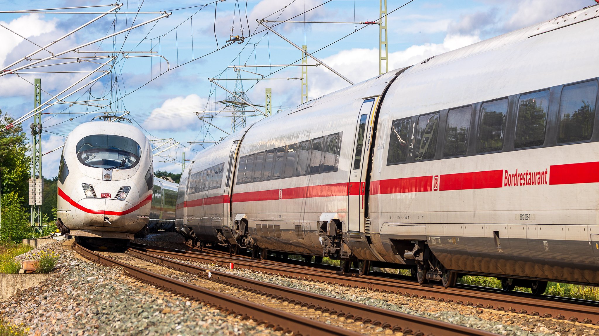 ARCHIV (15.09.2025): Ein ICE 3 (Baureihe 403) und ein ICE 4 (Baureihe 412) der Deutschen Bahn begegnen sich auf der elektrifizierten Bahnstrecke zwischen Erlangen und Nuernberg bei Fuerth-Stadeln.  