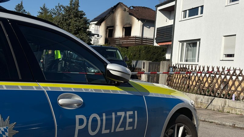 Polizei vor abgesperrtem Gehweg vor dem ausgebrannten Einfamilienhaus. | Bild: News5 Polizei vor abgesperrtem Gehweg vor dem ausgebrannten Einfamilienhaus.