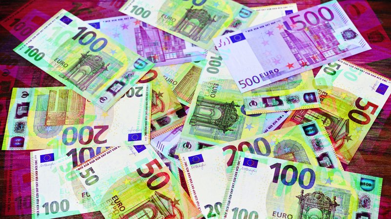 (Symbolbild) Ein Bankberater steht unter Betrugsverdacht. Er soll seine Kunden um mehrere hunderttausend Euro betrogen haben. | Bild: picture alliance / CHROMORANGE | Christian Ohde (Symbolbild) Ein Bankberater steht unter Betrugsverdacht. Er soll seine Kunden um mehrere hunderttausend Euro betrogen haben.