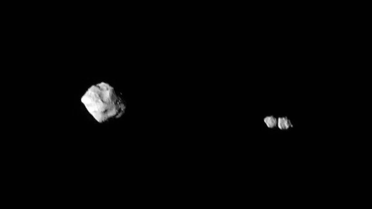 Links im Bild ist der Asteroid Dinkinesh, rechts ist ein Monde-Duo zu sehen: Die beiden etwa gleich großen Körper berühren sich, ein Kontakt-Doppelsystem.