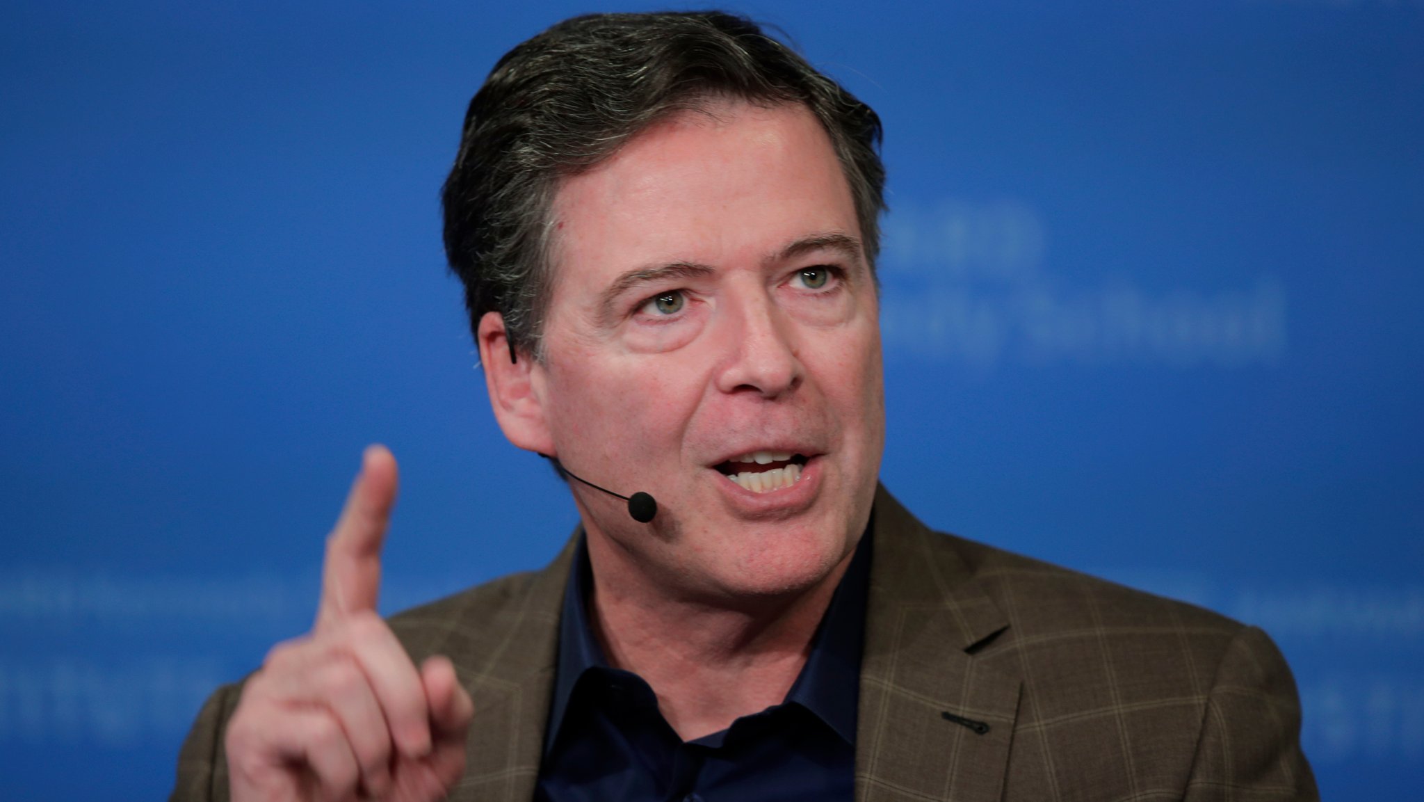 James Comey, der von Donald gefeuerte ehemalige FBI-Direktor, hat in den USA seinen ersten Kriminalroman veröffentlicht. Comey hat bereits mehrere Sachbücher verfasst, doch sein neuester literarischer Beitrag ist ein Krimi mit dem Titel "Central Park West".