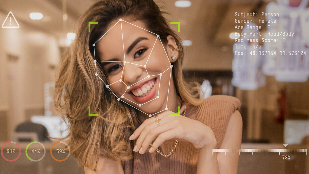 Lächelnde Frau im Business-Look | Bild: BR / Max Brandl Lächelnde Frau im Business-Look