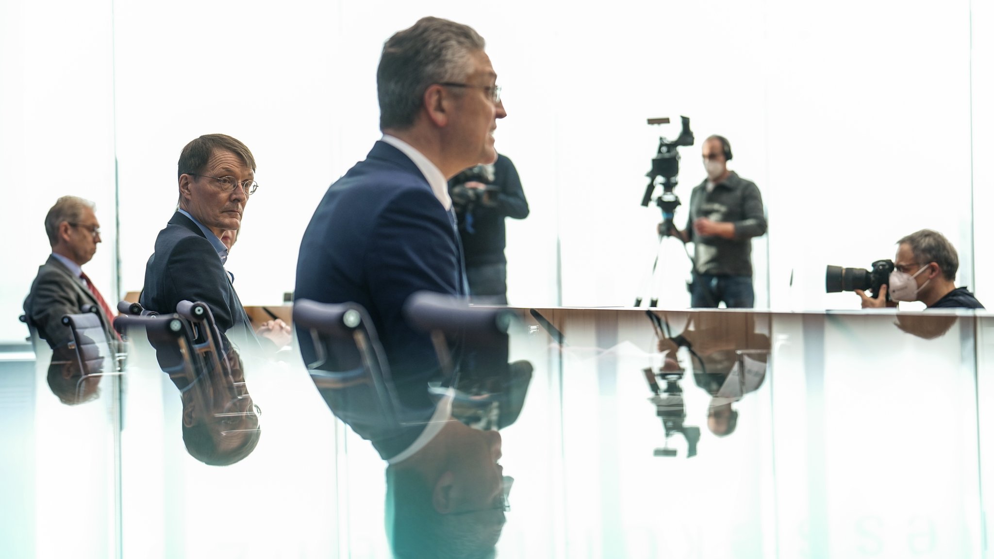 RKI-Chef Lothar Wieler (r.) neben Gesundheitsminister Karl Lauterbach (SPD auf der Bundespressekonferenz am Donnerstag.