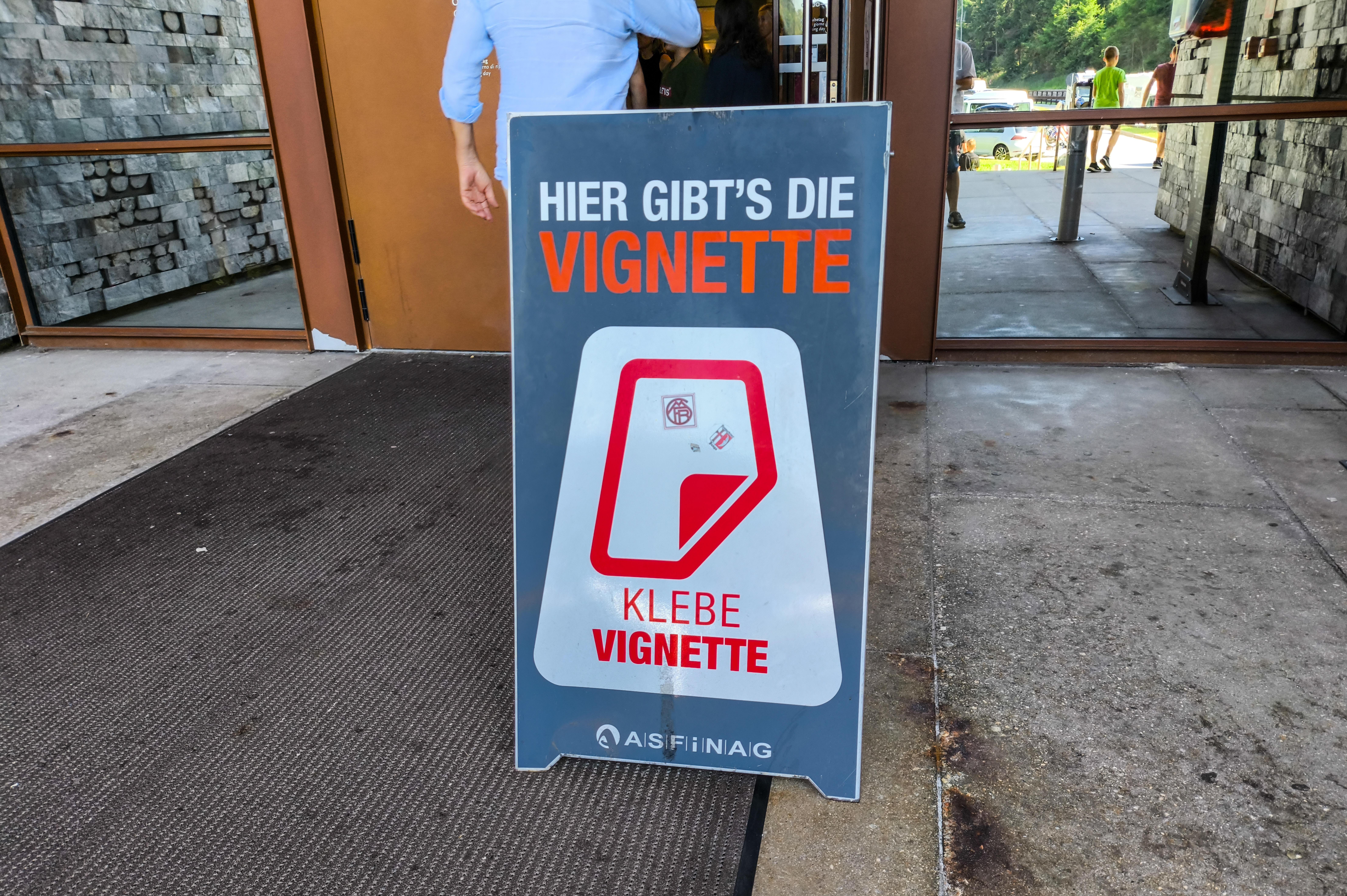 Raststation am Brenner: Ein ASFINAG-Aufsteller wirbt für die Klebevignette