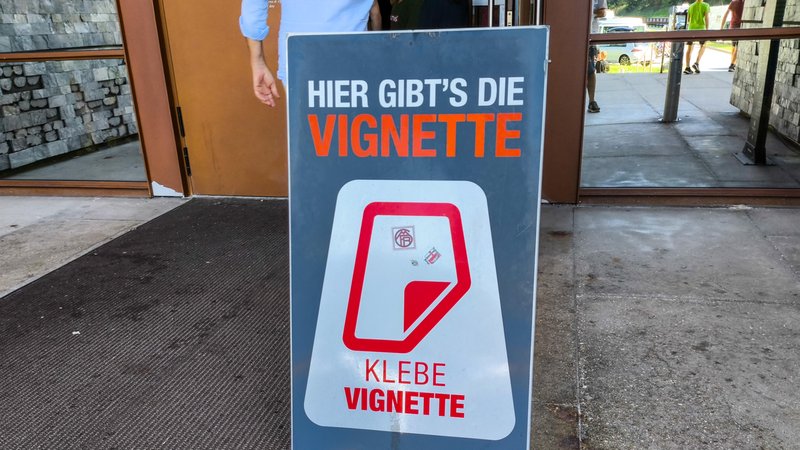 Raststation am Brenner: Ein ASFINAG-Aufsteller wirbt für die Klebevignette | Bild: picture alliance / CHROMORANGE | Michael Bihlmayer Raststation am Brenner: Ein ASFINAG-Aufsteller wirbt für die Klebevignette