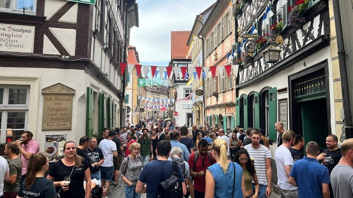 In der Bamberger Altstadt findet am letzten Augustwochenende eines der beliebtesten Volksfeste in Bayern statt: die Sandkerwa. Rund 200.000 Besucher werden an den fünf Tagen der traditionsreichen Kirchweih erwartet.