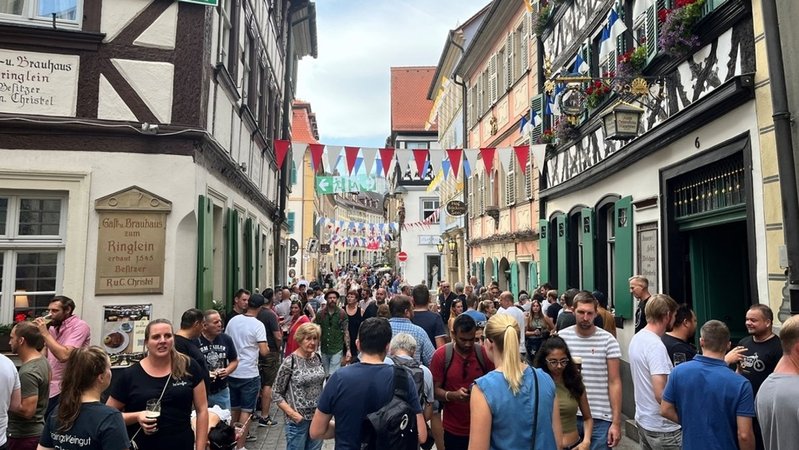 In der Bamberger Altstadt findet am letzten Augustwochenende eines der beliebtesten Volksfeste in Bayern statt: die Sandkerwa. Rund 200.000 Besucher werden an den fünf Tagen der traditionsreichen Kirchweih erwartet. | Bild: BR/Richard Padberg In der Bamberger Altstadt findet am letzten Augustwochenende eines der beliebtesten Volksfeste in Bayern statt: die Sandkerwa. Rund 200.000 Besucher werden an den fünf Tagen der traditionsreichen Kirchweih erwartet.