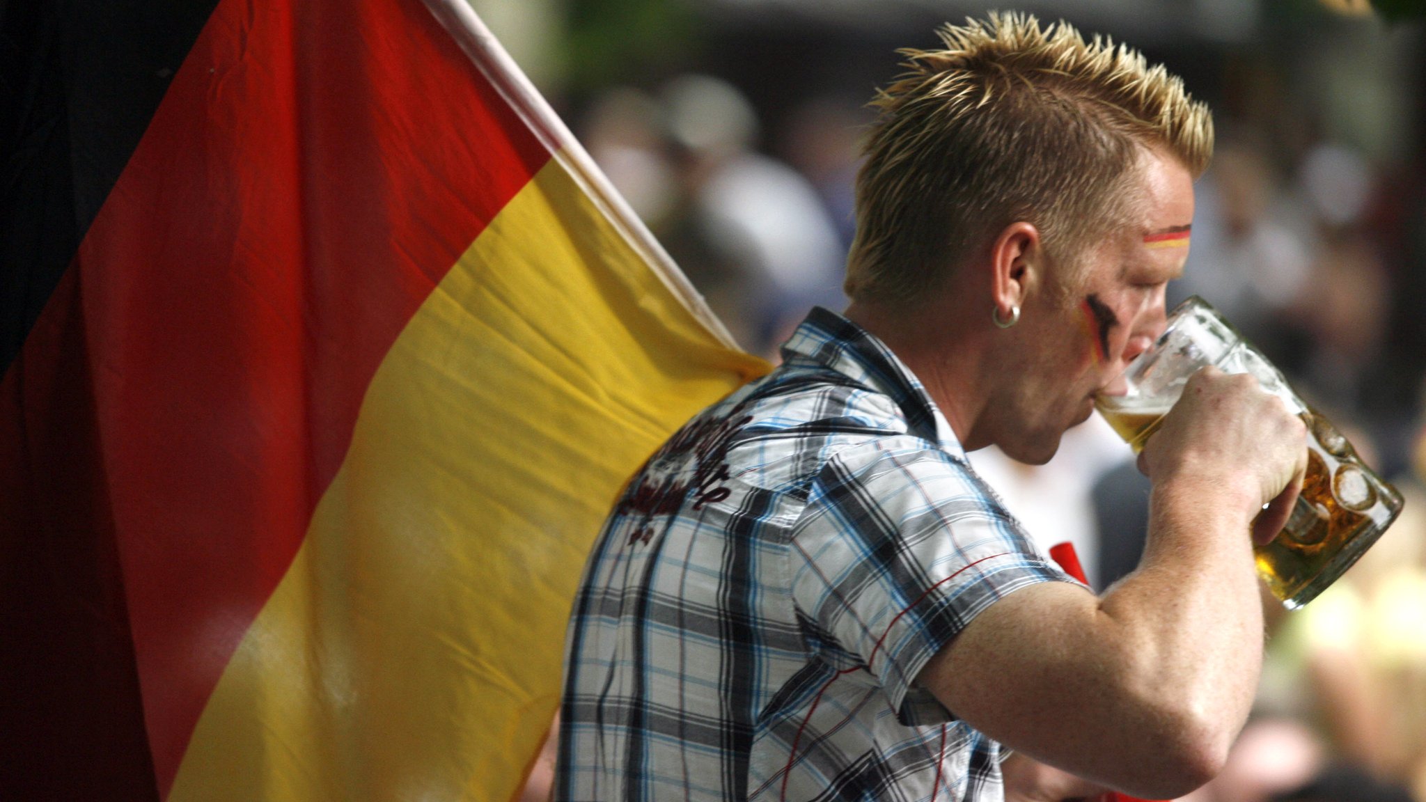 Fan beim Public Viewing in einem Biergarten (Archivbild)