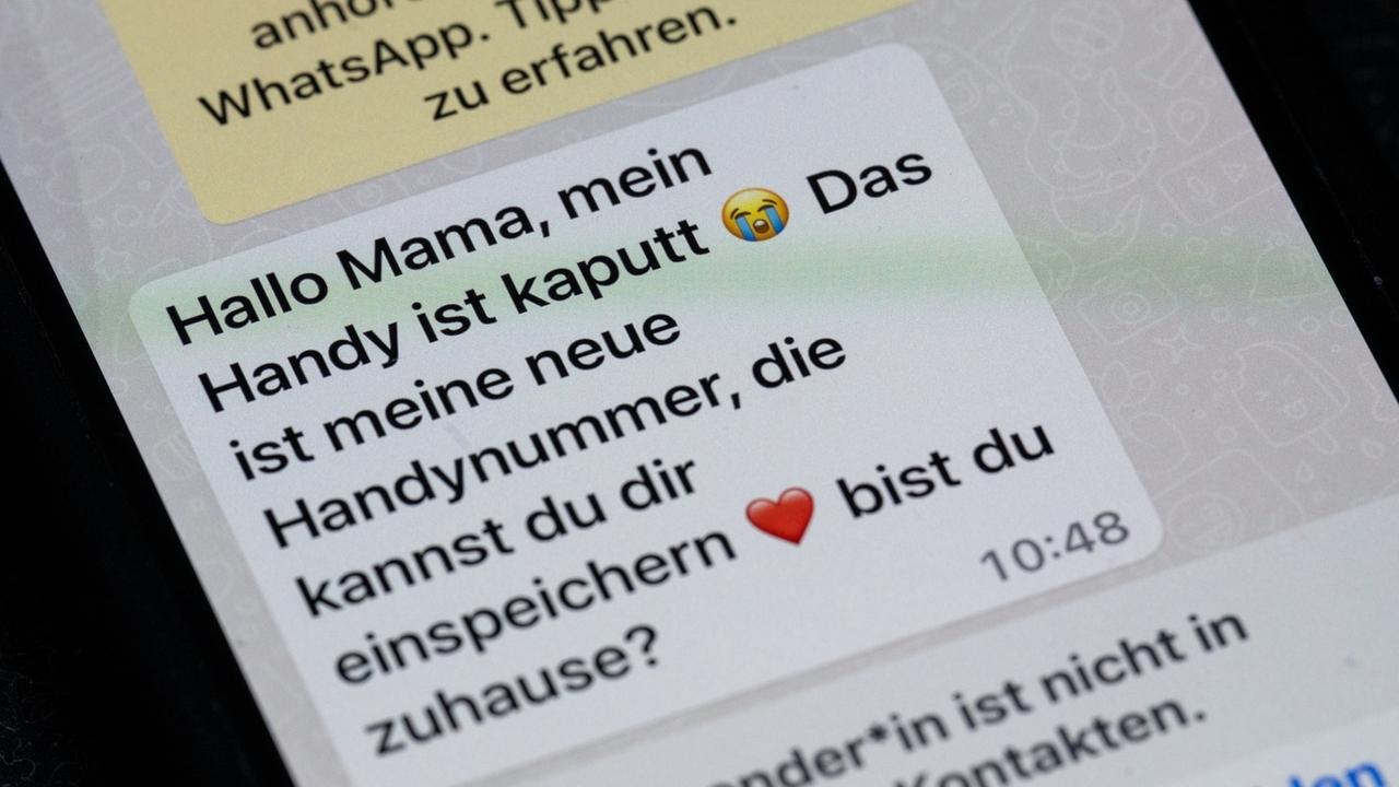 uf dem Display eines Smartphones steht eine Whats App-Nachricht, die im Tonfall betrügerischen Nachrichten nachempfunden ist, die dazu genutzt werden, Geld zu bekommen.