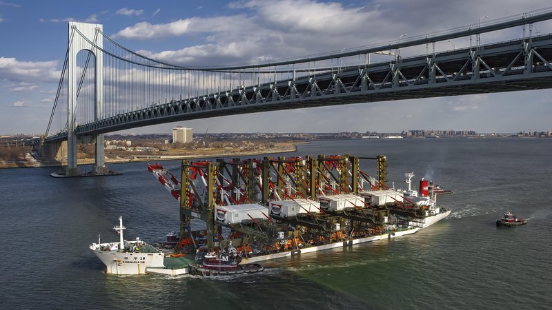 ARCHIV (24.04.2025): Massive Post Panamax Kräne bei der Ankunft am Port Newark Container Terminal, NJ Hergestellt und verschifft aus China | Bild: picture alliance / imageBROKER | Phil Degginger ARCHIV (24.04.2025): Massive Post Panamax Kräne bei der Ankunft am Port Newark Container Terminal, NJ Hergestellt und verschifft aus China