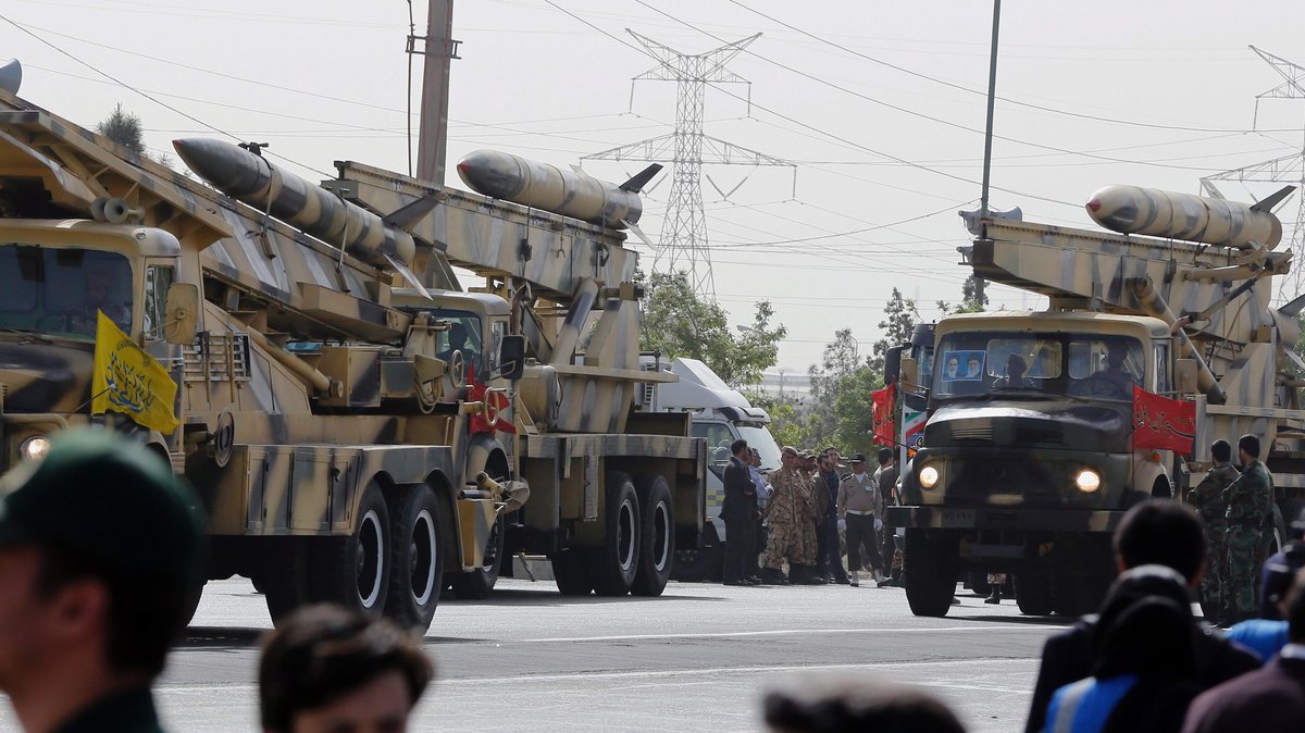 Archivbild: Militärlastwagen mit iranischen Mittelstreckenraketen fahren am 18. April 2015 in Teheran, Iran, zu einer Militärparade.