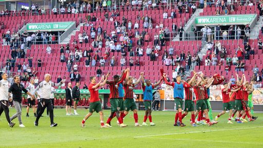 Die Spieler vom FC Augsburg feiern ihren Sieg mit den Fans im Stadion.