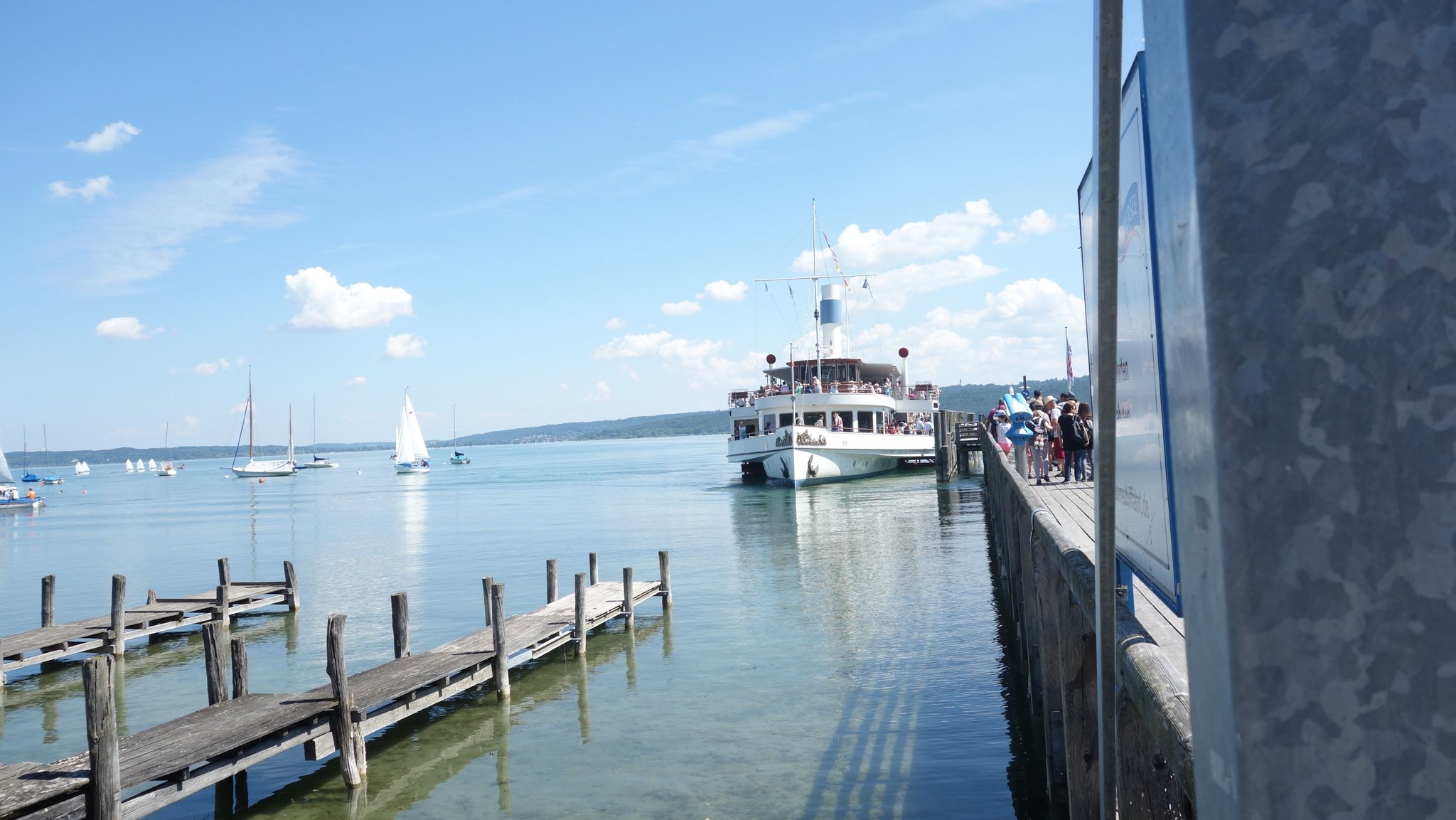 Ausflugsschiffe auf dem Ammersee fahren jetzt auch wieder das Ostufer an.