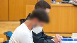Der Angeklagte (vorne) sitzt im Verhandlungssaal des Amtsgerichts Straubing.  | Bild:dpa-Bildfunk/Armin Weigel