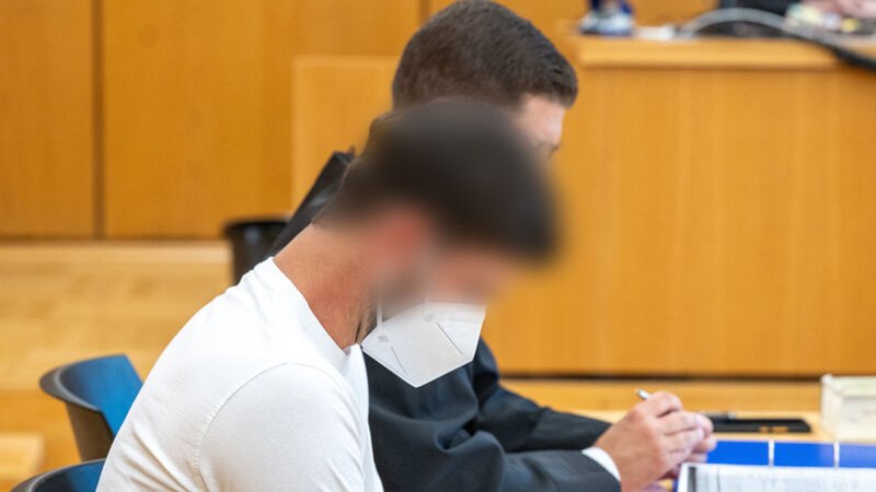 Der Angeklagte (vorne) sitzt im Verhandlungssaal des Amtsgerichts Straubing. 