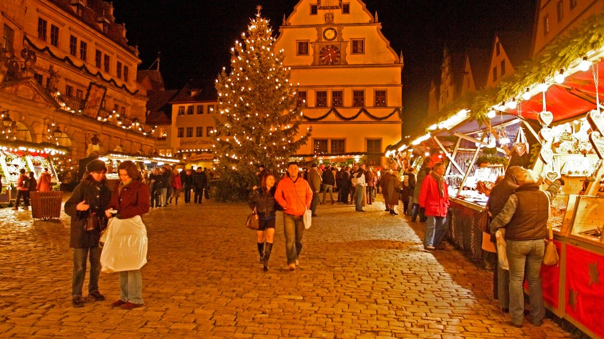 Der Weihnachtsmarkt in Rothenburg ob der Tauber auf dem Marktplatz