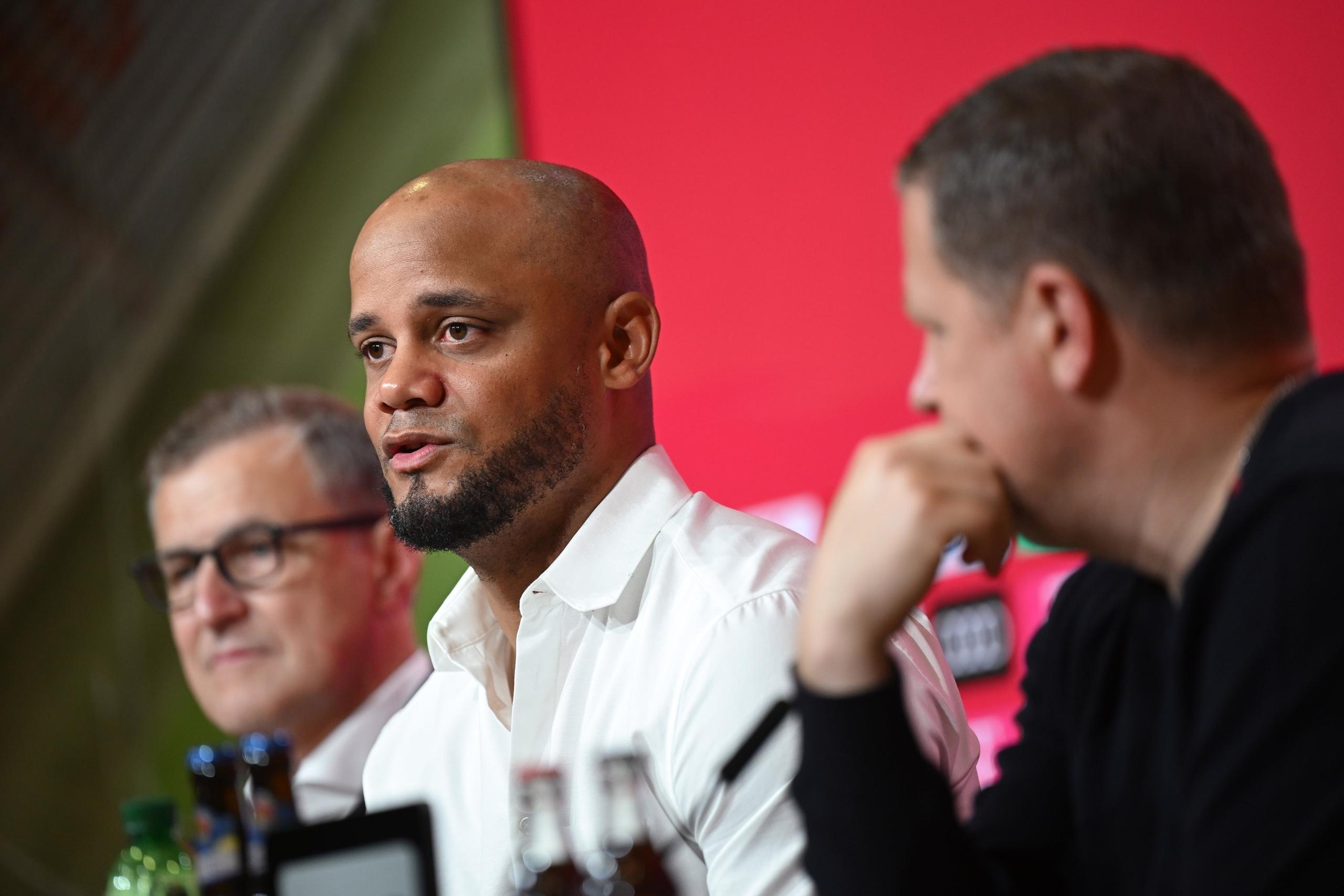 30.05.2024, Bayern, München: Fußball: Bundesliga, Vorstellung neuer Trainer beim FC Bayern, Allianz Arena: Vincent Kompany (M) als neuer Trainer vorgestellt und Max Eberl