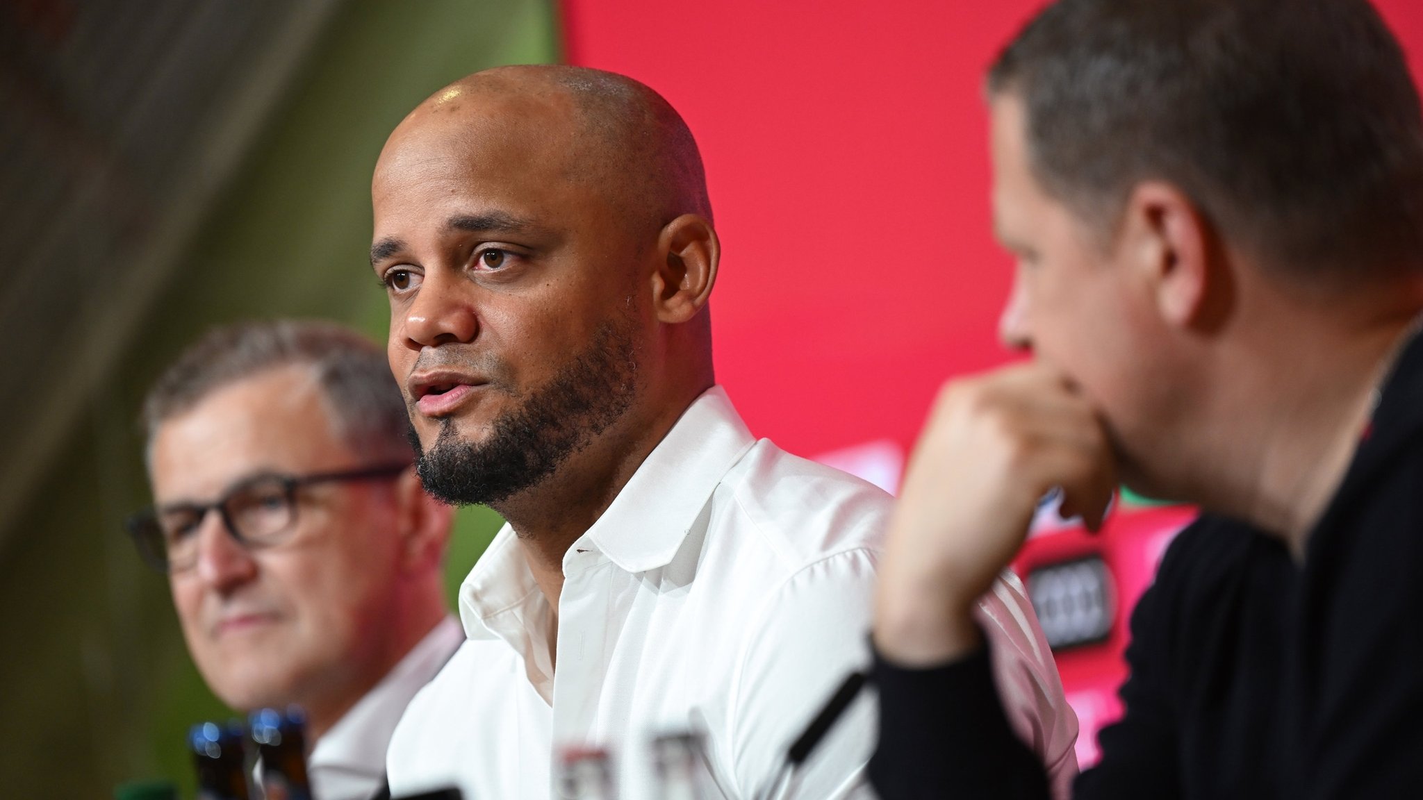 30.05.2024, Bayern, München: Fußball: Bundesliga, Vorstellung neuer Trainer beim FC Bayern, Allianz Arena: Vincent Kompany (M) als neuer Trainer vorgestellt und Max Eberl