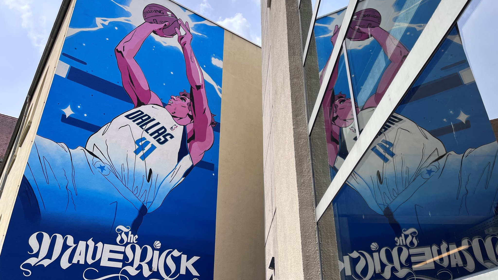 Dieses 6x14-Meter große Wandgemälde schmückt seit ein paar Jahren die Turnhalle der Ex-Schule von Dirk Nowitzki in Würzburg.