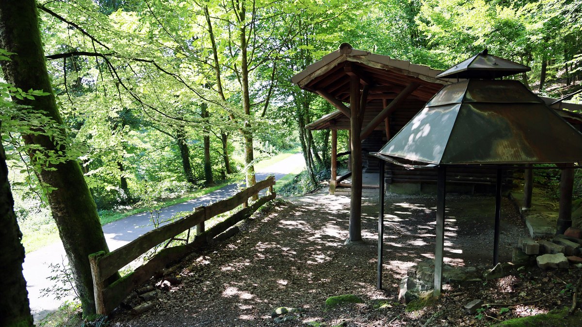 Die Leiche des 18-jährigen Afghanen wurde in der Nähe dieser Grillhütte im Spessart gefunden. Das tatverdächtige Ehepaar sitzt in U-Haft. 