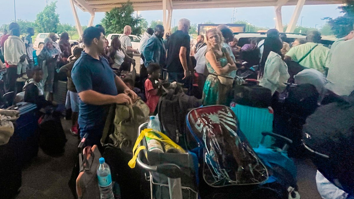Französische und andere Staatsangehörige versammeln sich am internationalen Flughafen in Niamey