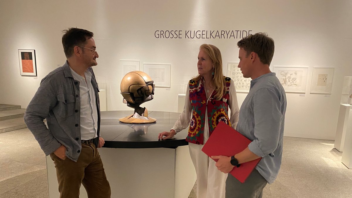 Museumsleiterin Alexandra von Arnim mit Kurator Miro Craemer und Kulturamtsleiter Benedikt Schramm, vor dem Modell der Kugelkaryatide.