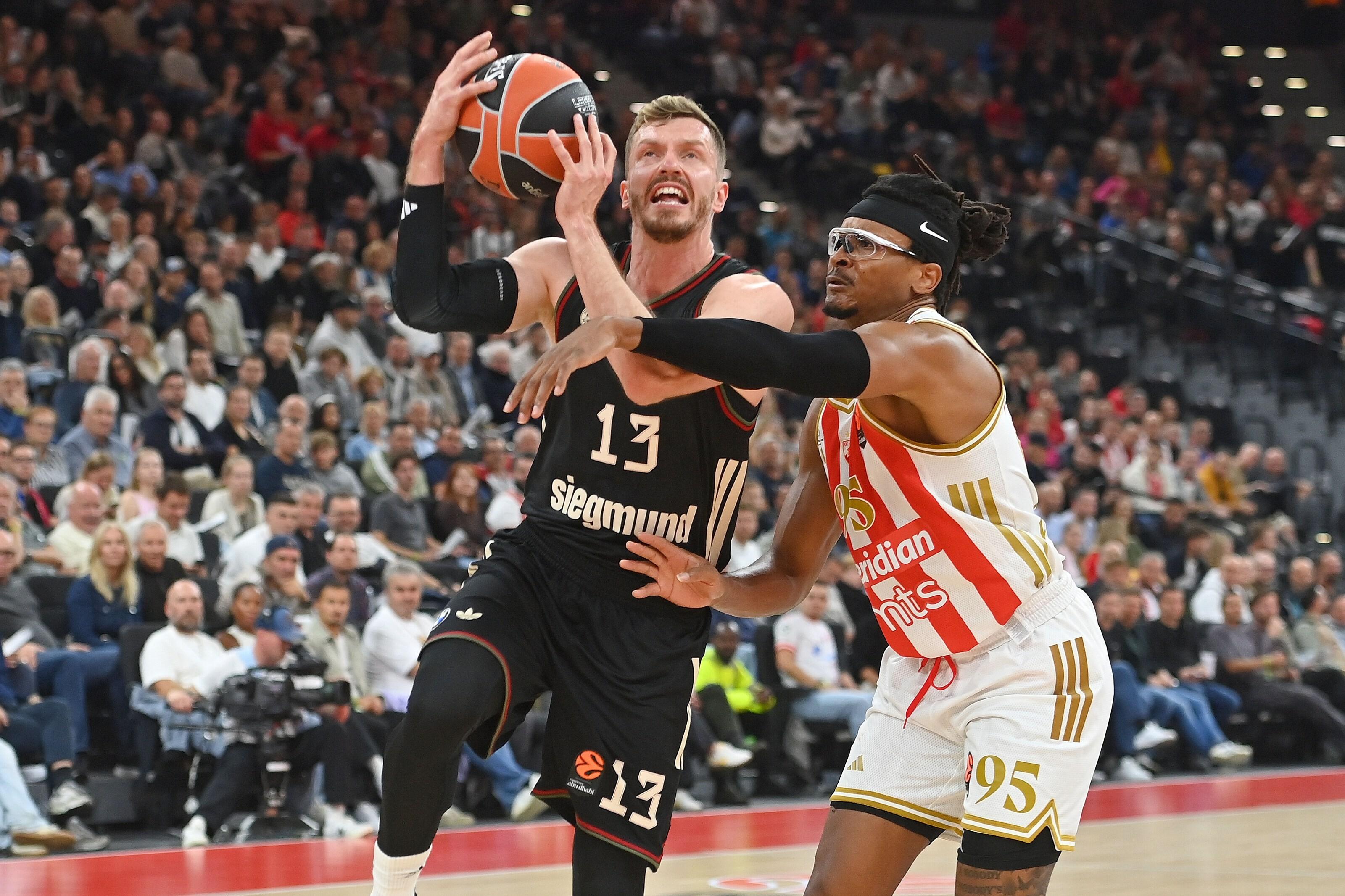 Andreas OBST (FCB) im Zweikampf gegen Chima Moneke (Belgrad)